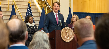 Thống đốc trên bục phát biểu trước đám đông