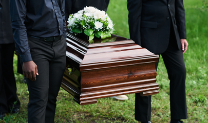 quan tài đang được khiêng