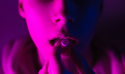 cô gái uống thuốc