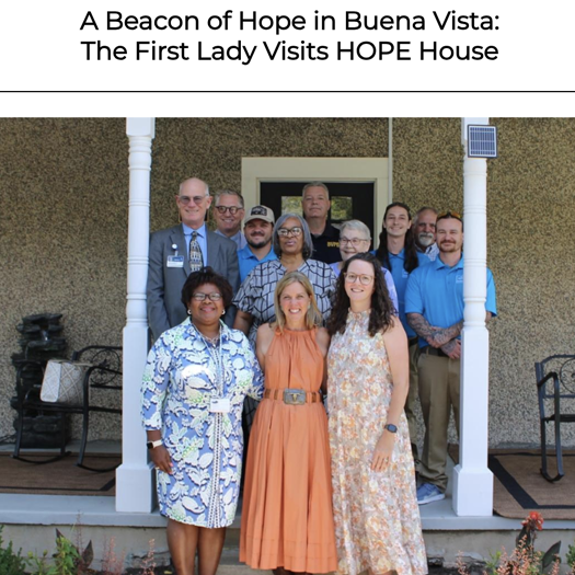 Đệ nhất phu nhân cùng nhóm đứng trước Nhà HOPE