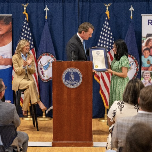 Thống đốc tại bục trao giải thưởng