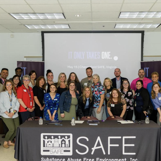 Đệ nhất phu nhân chụp ảnh cùng nhóm SAFE