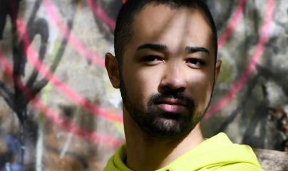 Gương mặt của chàng trai trẻ mặc áo hoodie màu vàng