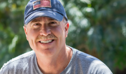 Người đàn ông trung niên mặc áo sơ mi thời trang