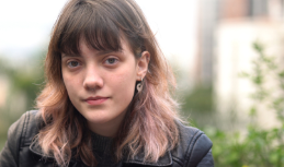 Khuôn mặt của người phụ nữ trẻ tóc nâu